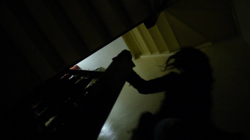 Jessica running down stairs in Alias Investigations building.