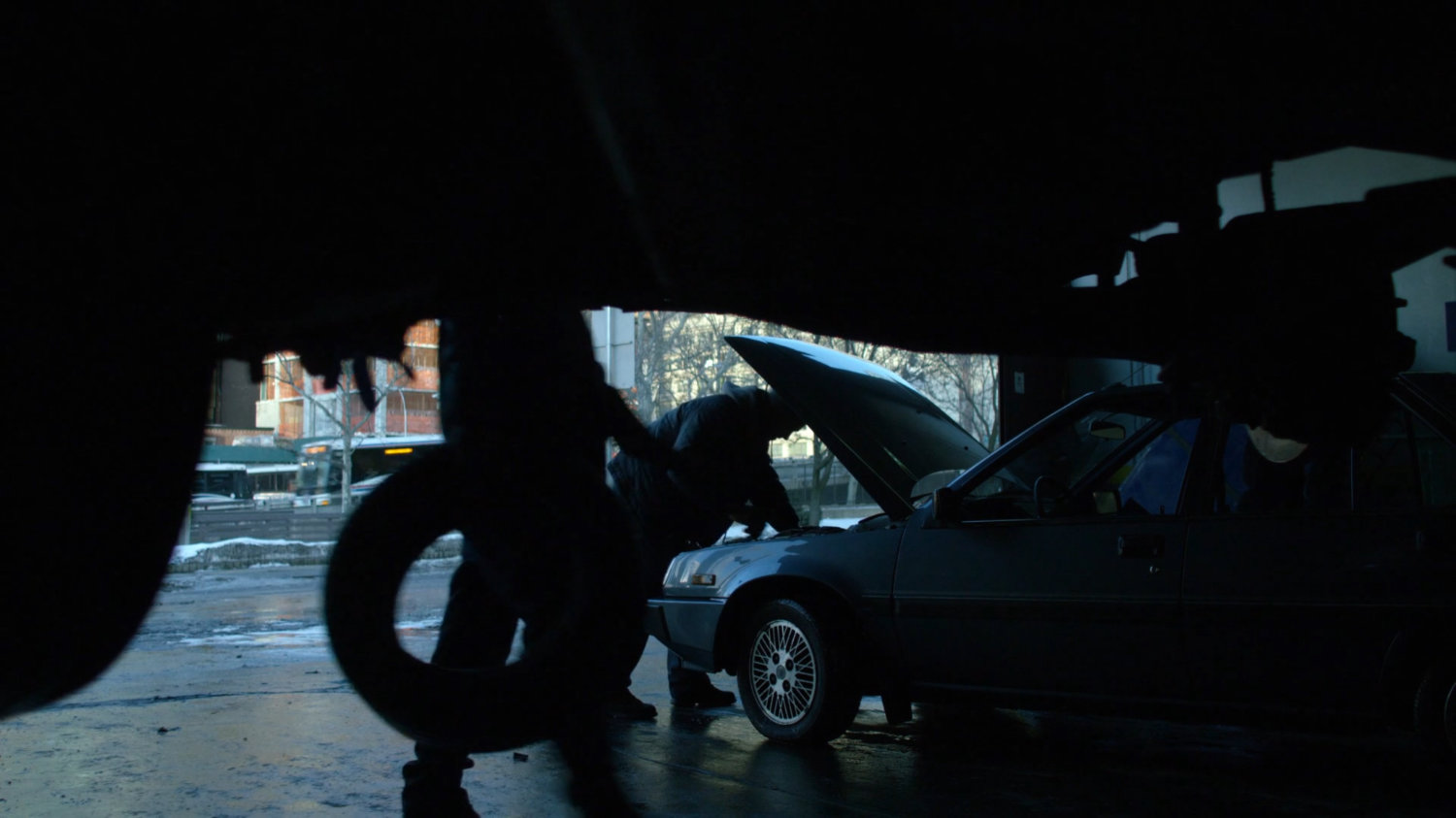 Jessica talking to mechanic in auto repair shop.