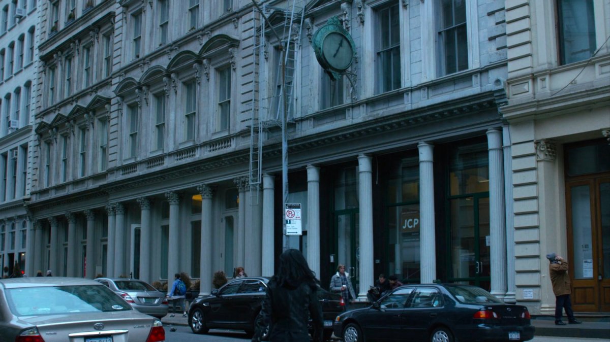 Jessica walks towards Kilgrave's building.