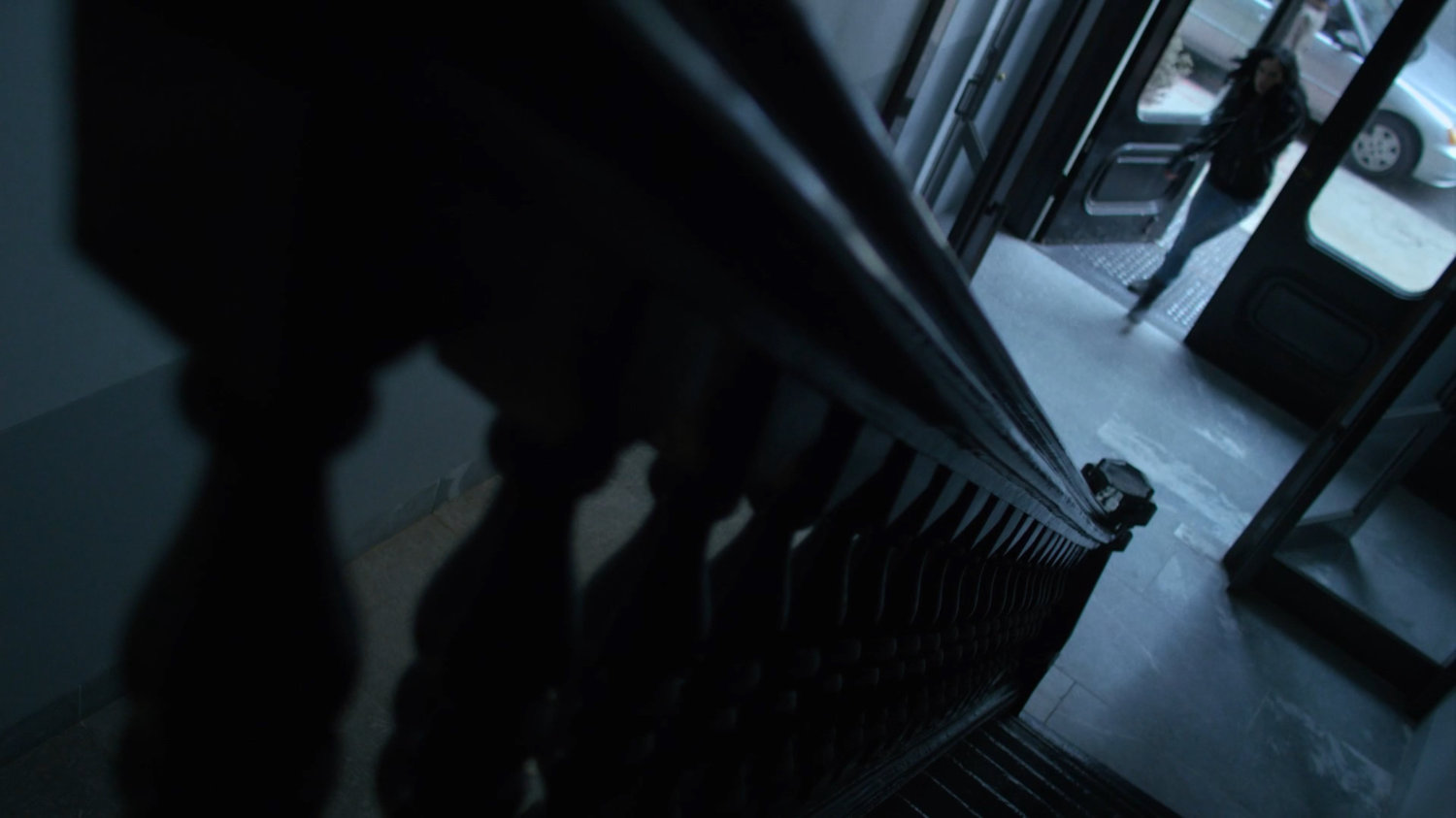 Jessica enter Kilgrave's building.