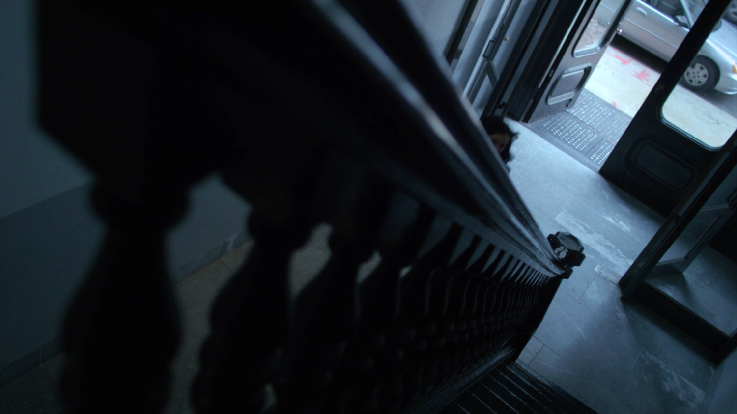 Jessica enter Kilgrave's building.