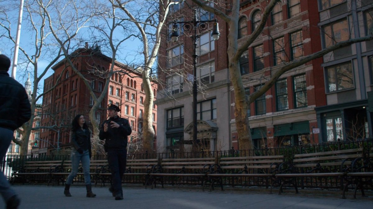 Jessica and Officer Simpson walking in a Tribeca park.