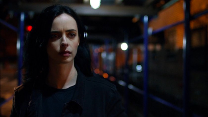 Jessica witnessing Malcolm getting mugged on sidewalk.