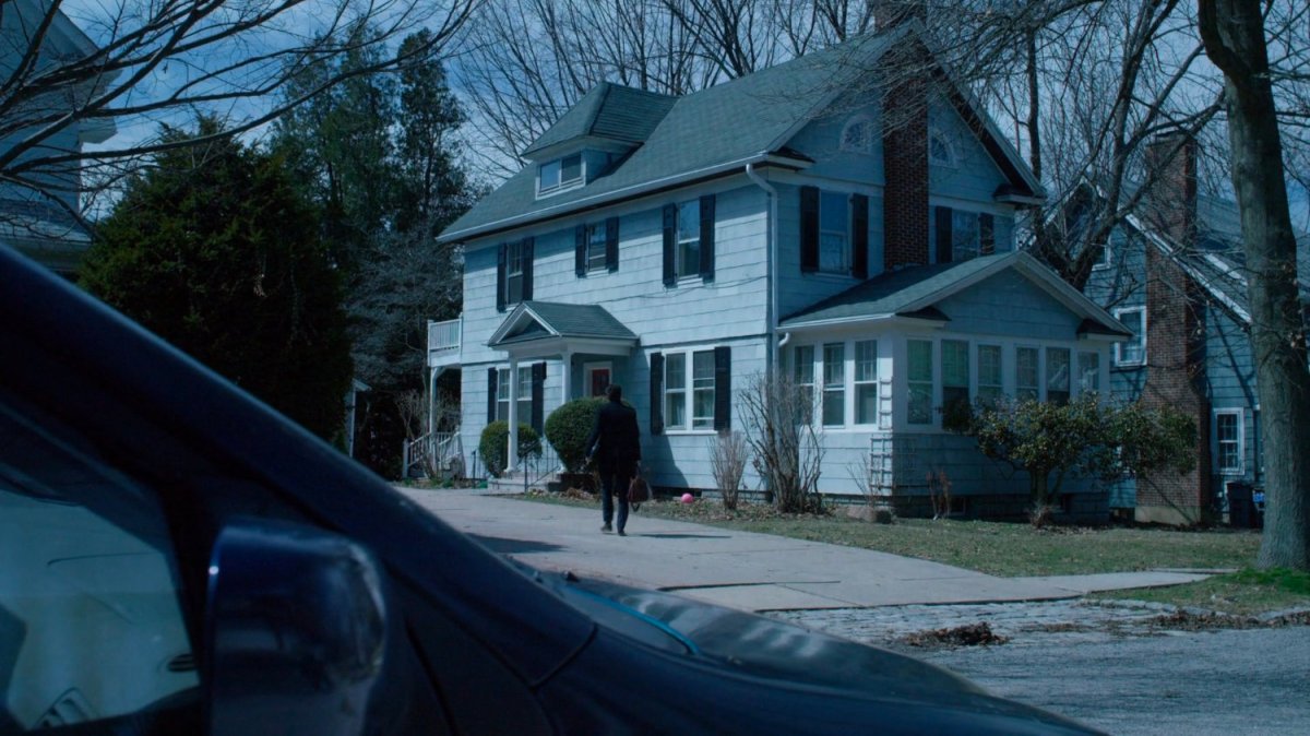 Kilgrave approaches Jessica's childhood home.