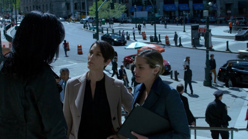 Jessica talking to Jeri and Pam on steps of courthouse.