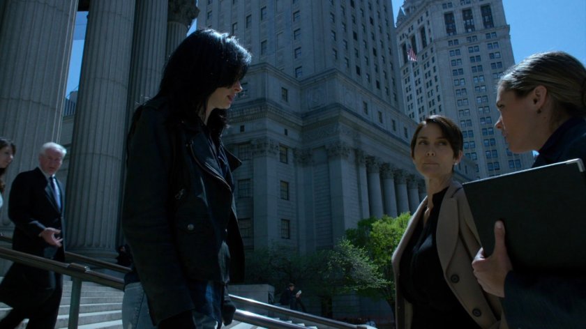 Jessica talking to Jeri and Pam on steps of courthouse.