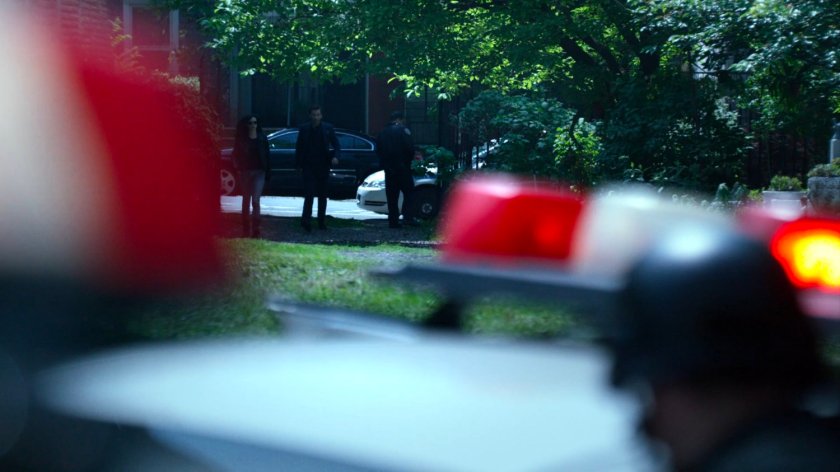 Jessica and Kilgrave walk through a backyard at a hostage situation.
