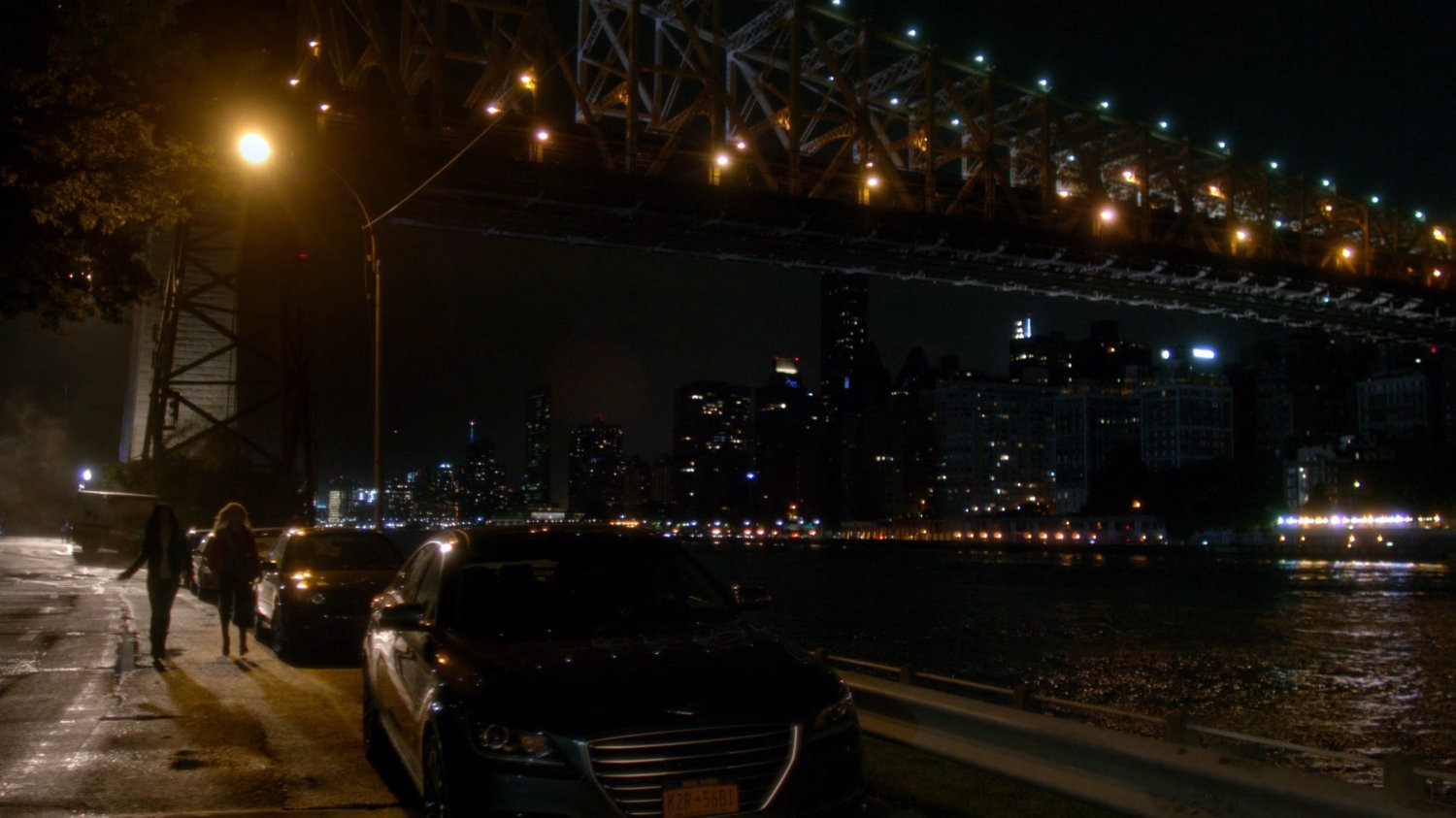 Jessica and Trish walking along the river by Queensboro Bridge.