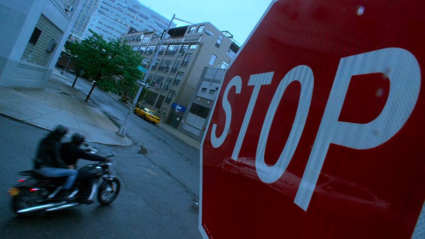 Luke and Jessica on motorcycle follow Zalk courier in taxi cab.