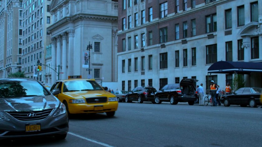 Taxi cab with Zalk courier pulls up to sidewalk.
