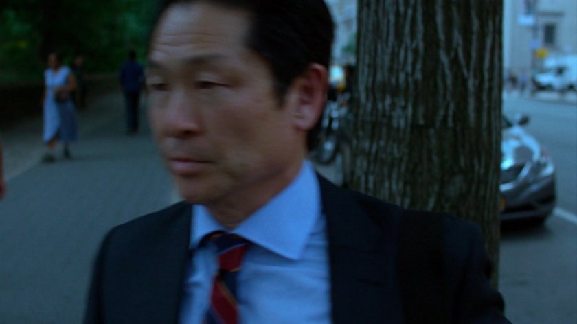 Zalk courier walking into park.