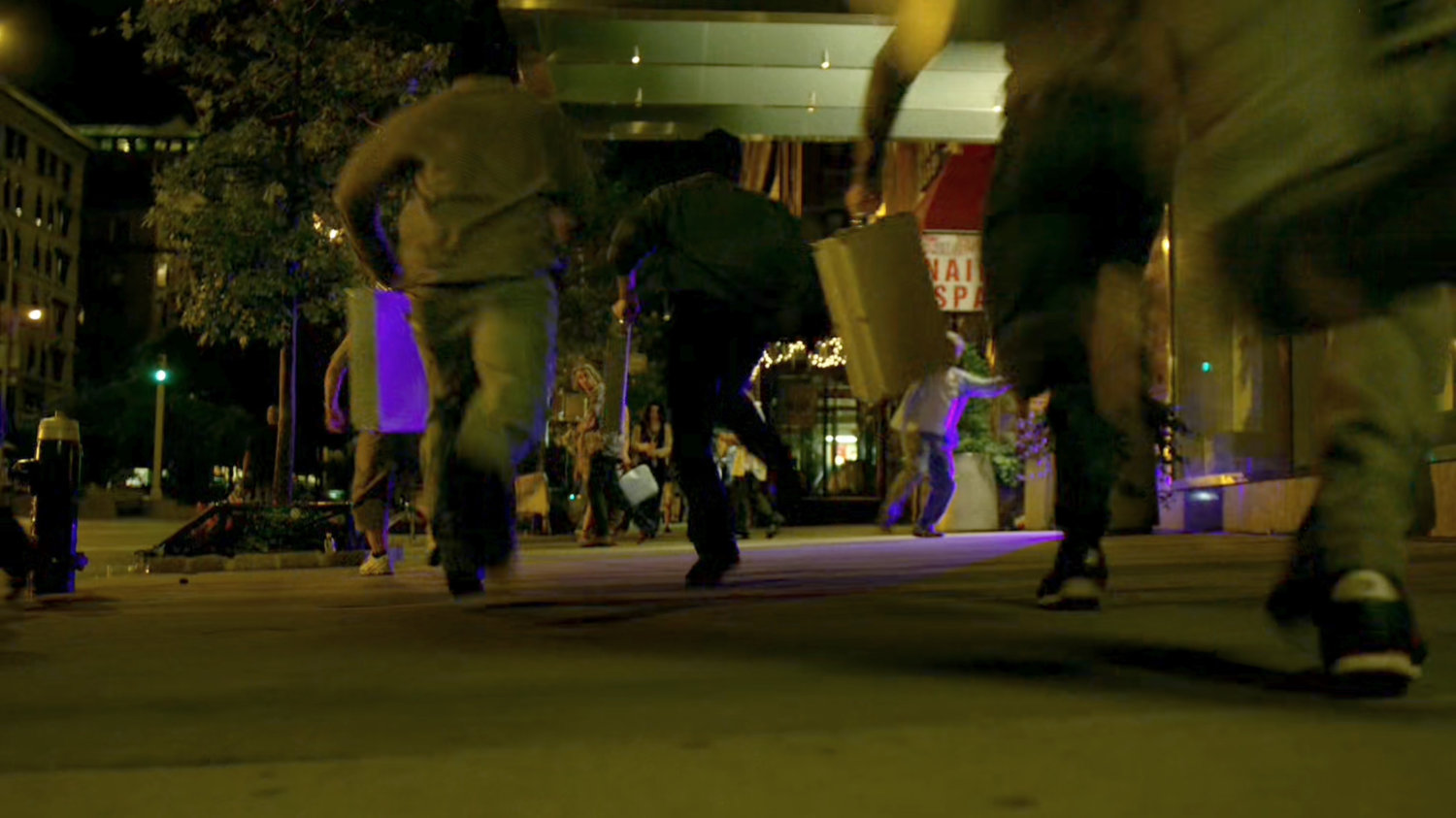 Diamond thieves running along a New York sidewalk.