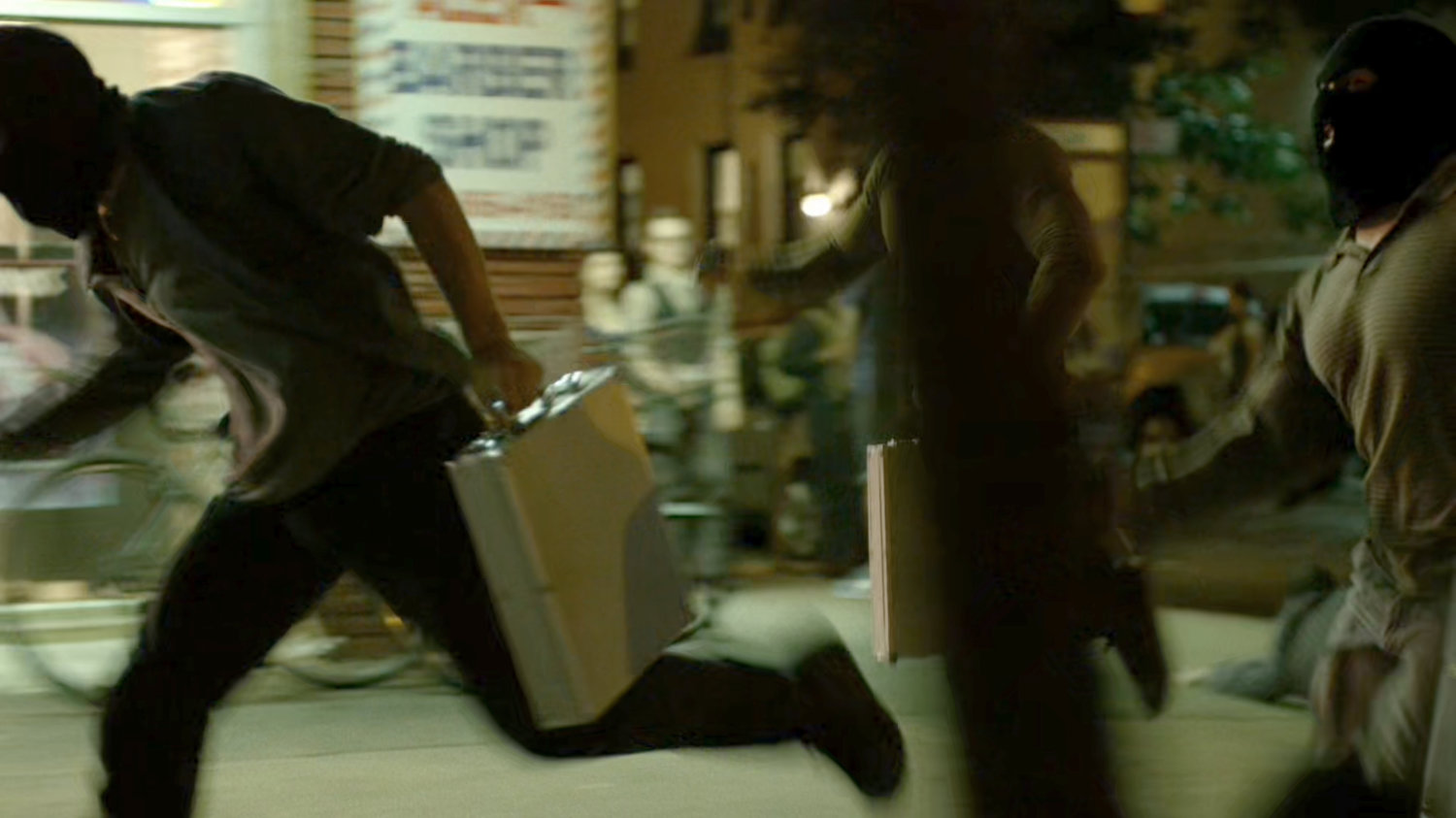 Diamond thieves running along a New York sidewalk.