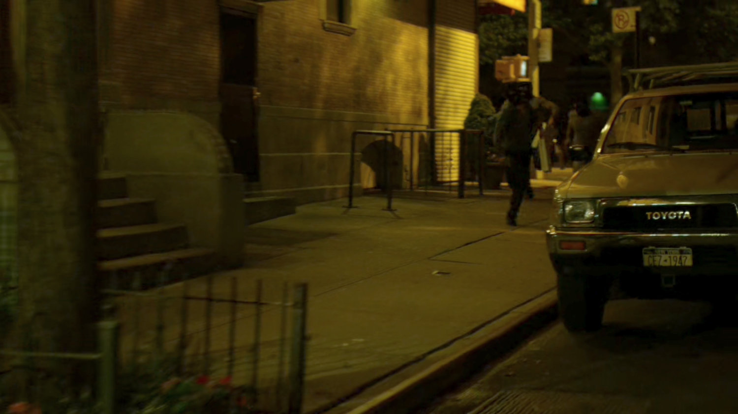 Diamond thieves running along a New York sidewalk.