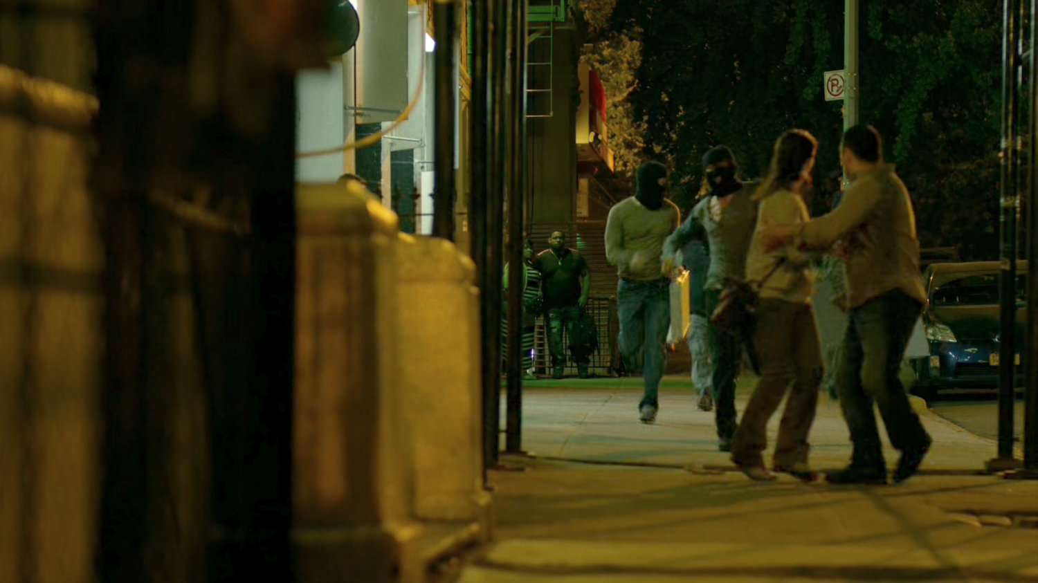 Diamond thieves running along a New York sidewalk.