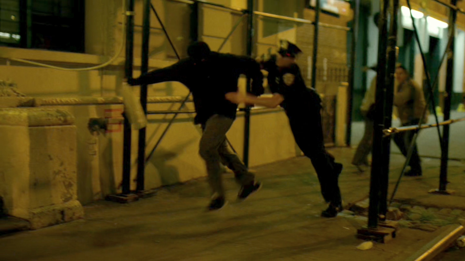A police officer tackles a diamond thief on a New York sidewalk.