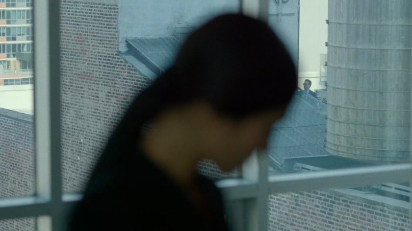 Elektra sees Matt on a roof behind the Yakatomi Building.