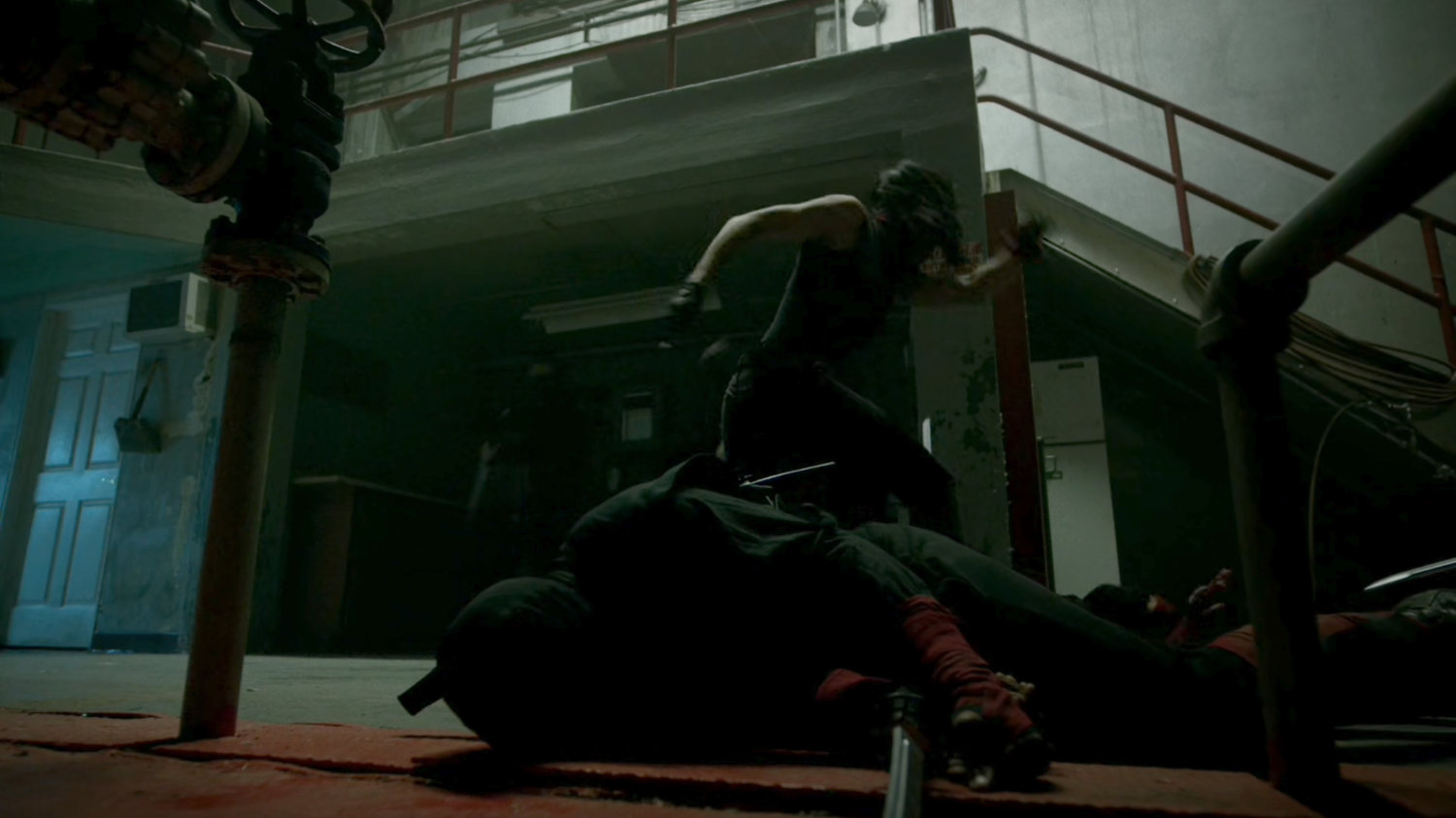 Elektra fighting the Hand in an abandoned steam plant.