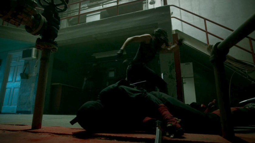 Elektra fighting the Hand in an abandoned steam plant.