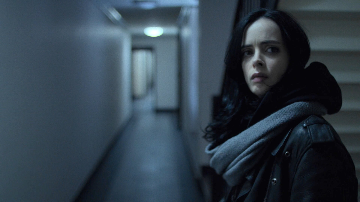 Jessica in John Raymond's motel hallway.