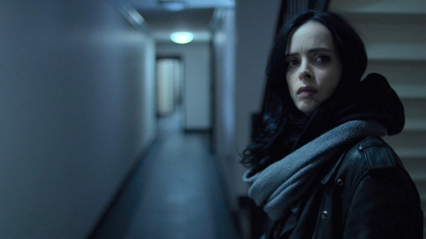 Jessica in John Raymond's motel hallway.