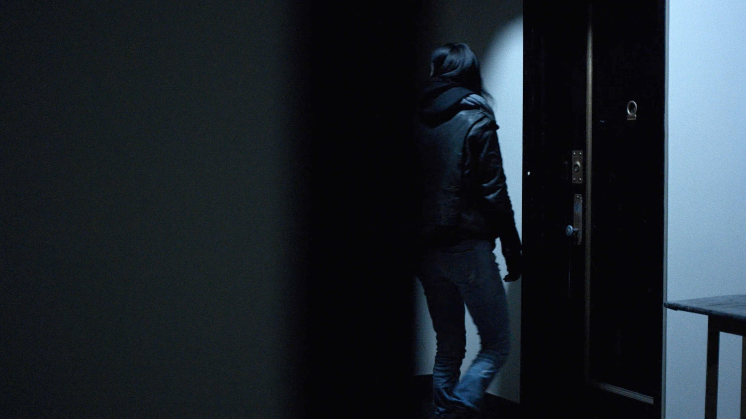 Jessica outside John Raymond's motel room.