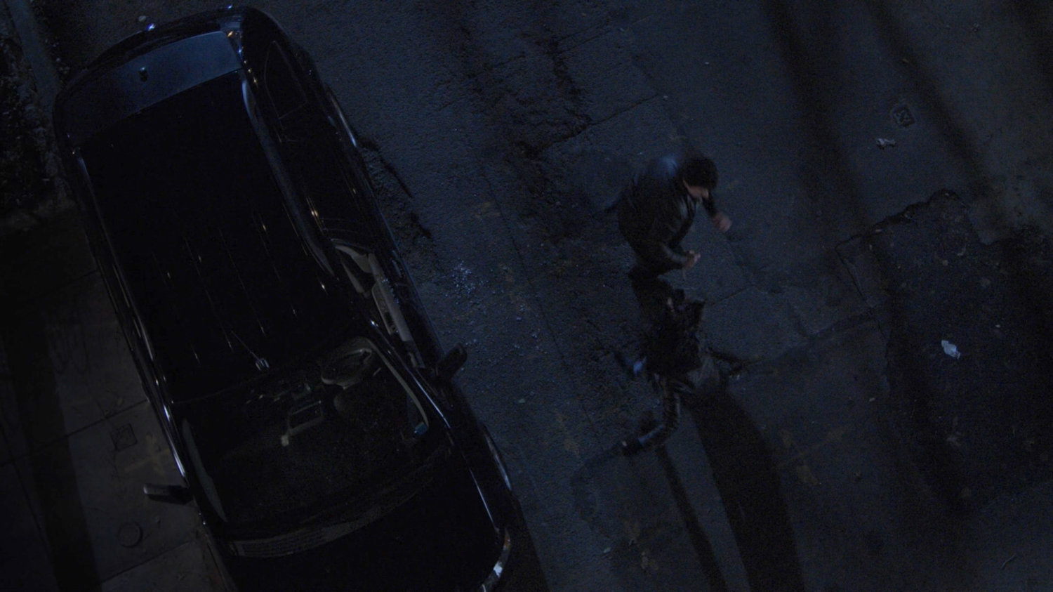 Jessica fights a Hand thug outside the Raymond brownstone.