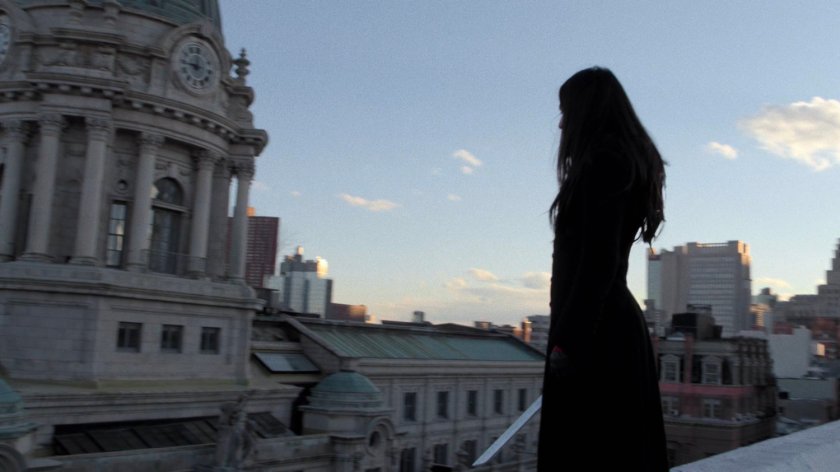 Elektra standing on edge of Matt's rooftop.