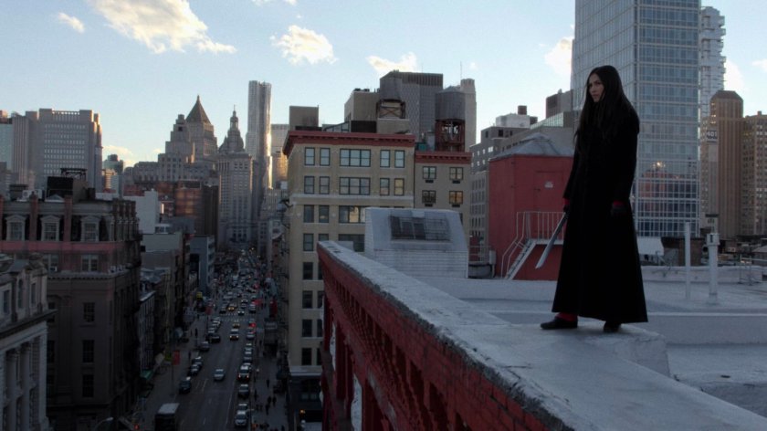 Elektra standing on edge of Matt's rooftop.