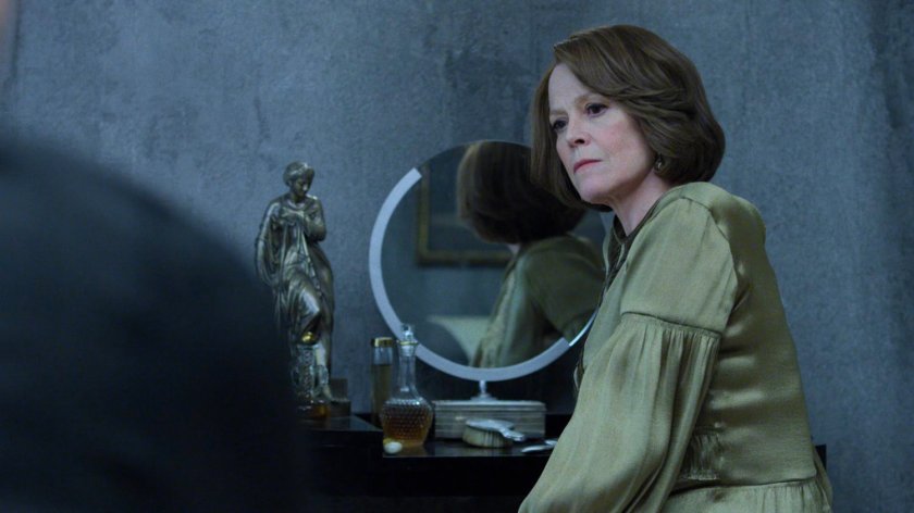 Alexandra in the Hand compound.