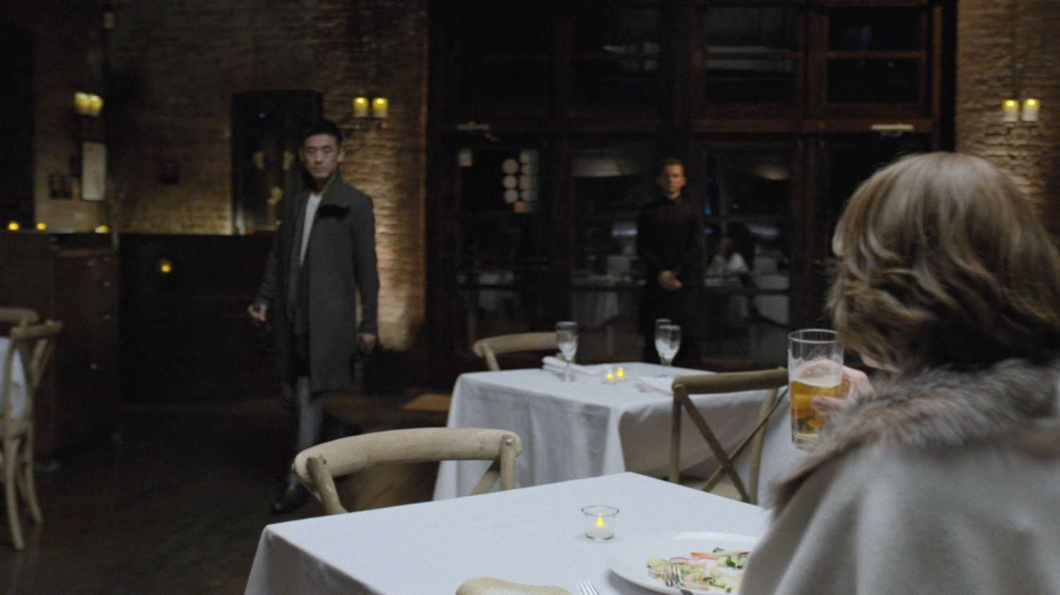 Murakami enters a restaurant where Alexandra is dining.