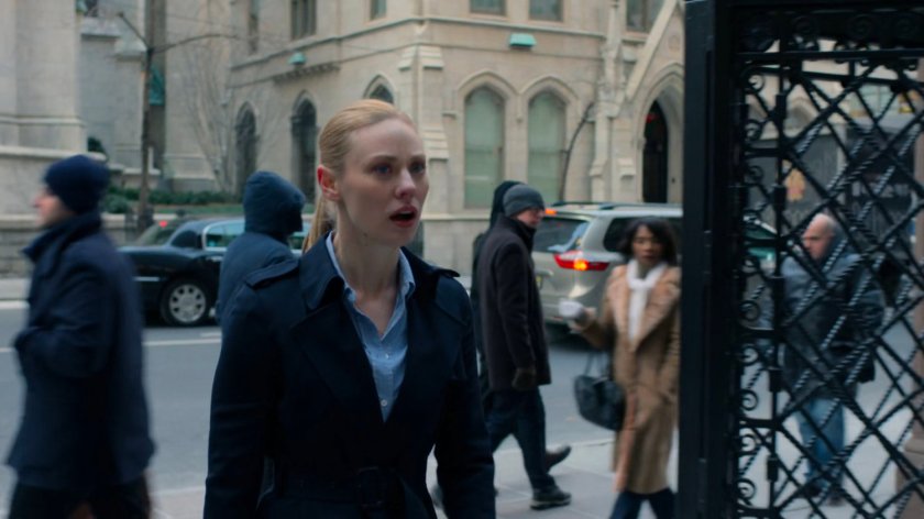 Karen enters the courtyard of the Presidential Hotel.