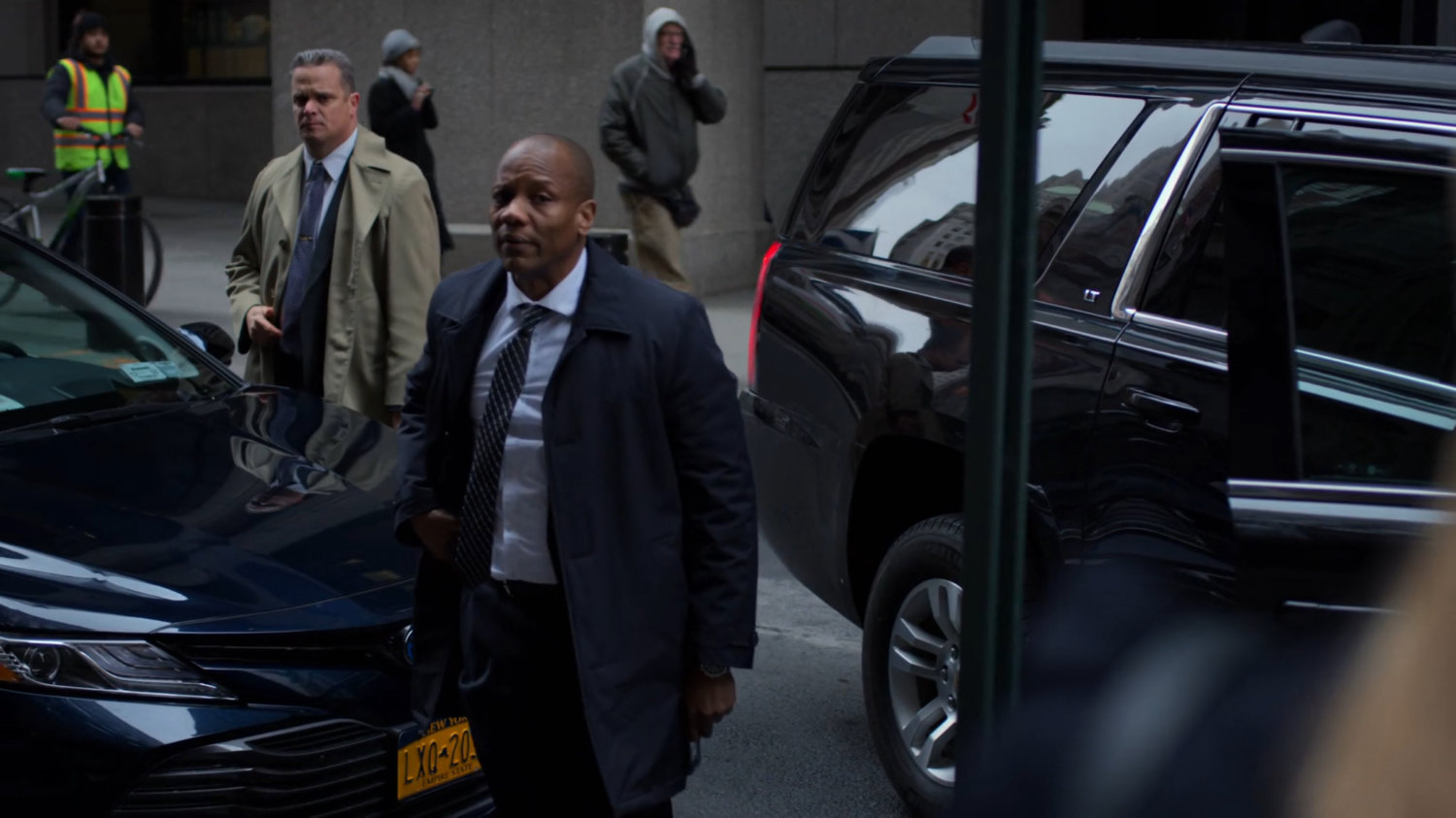 FBI Agents pulling up to a sidewalk to question Karen.