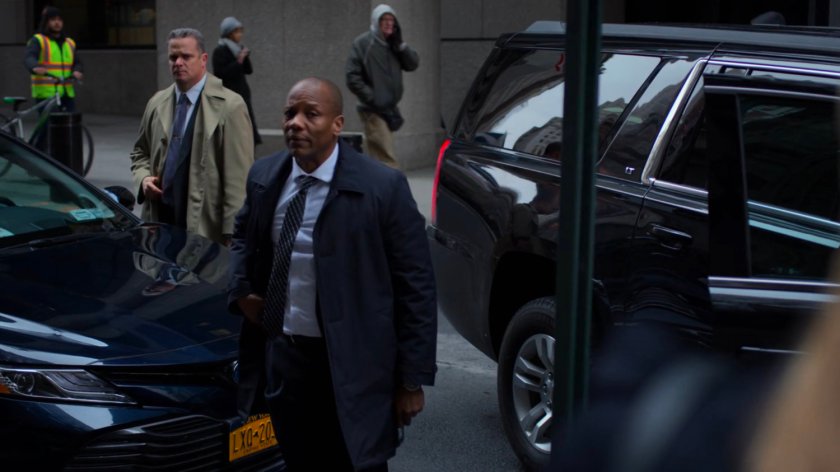 FBI Agents pulling up to a sidewak to question Karen.