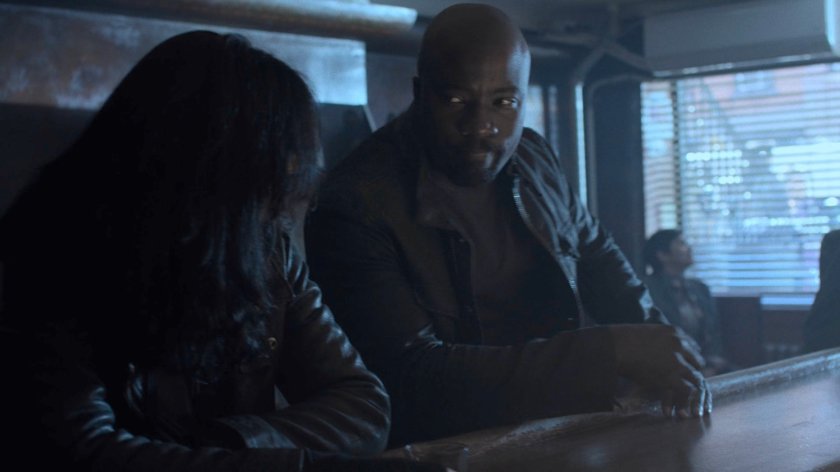 Jessica sitting with Luke in a bar.