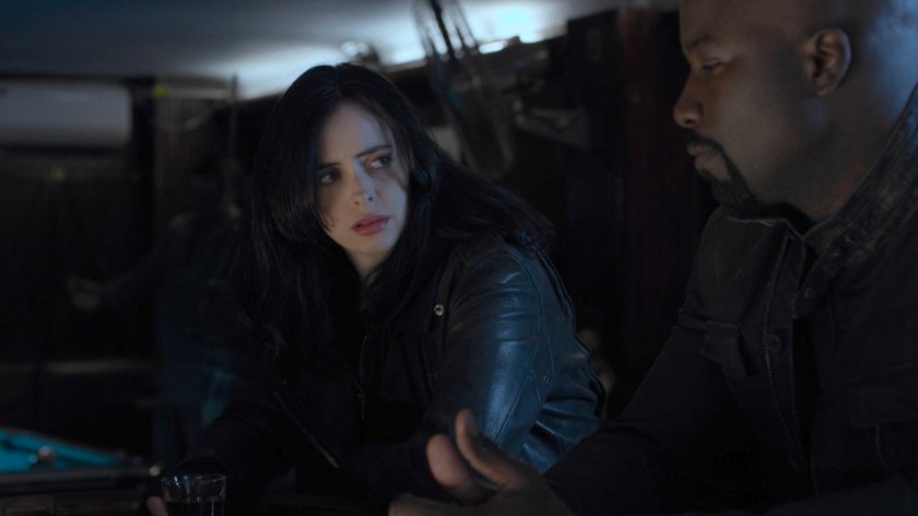 Jessica sitting with Luke in a bar.