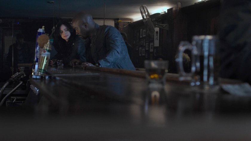 Jessica sitting with Luke in a bar.