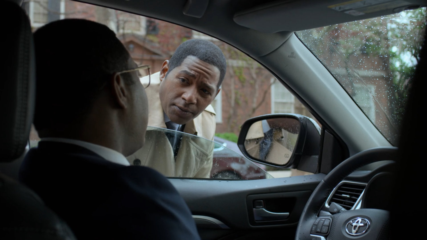 Detective Mahoney talking to DA Tower in his car.