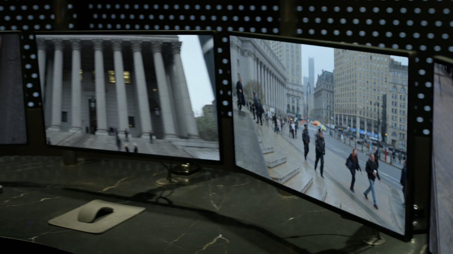Video monitors of exterior of courthouse.