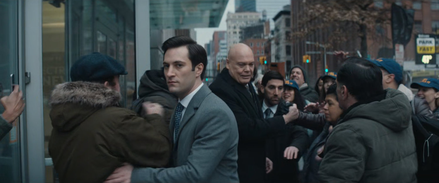Fisk in crown of people outside his hotel.