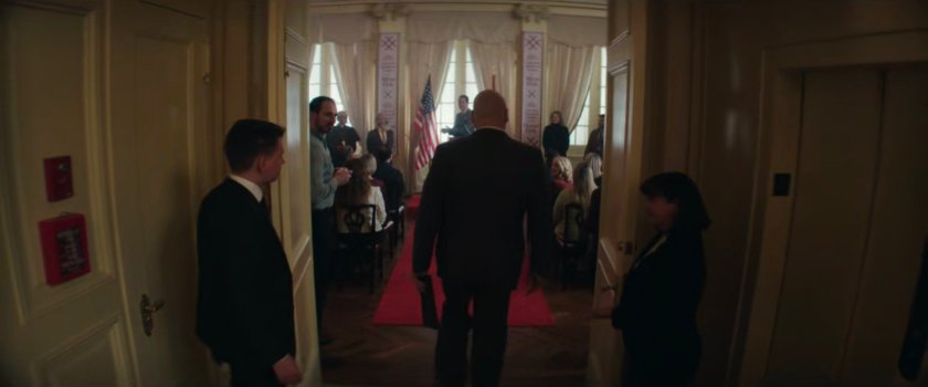 Fisk enters reception in Latvian Cultural Center.