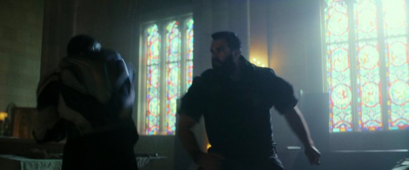 Sam fights Copperhead in the chapel of Catedral de Santo Ramos.