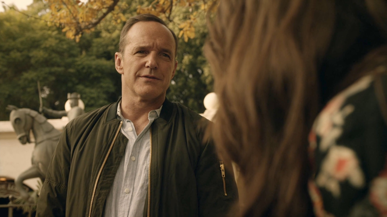 Coulson talks with Agnes in Spanish plaza.