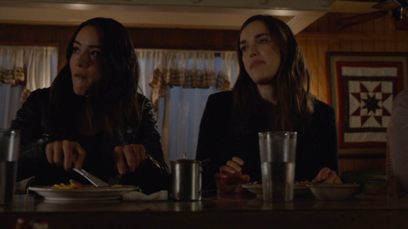 Daisy and Simmons sitting at a counter in a diner.