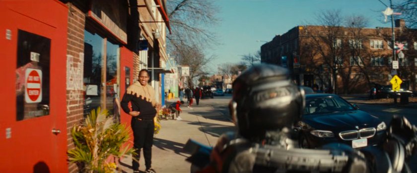 Riri walking along a sidewalk in Chicago.