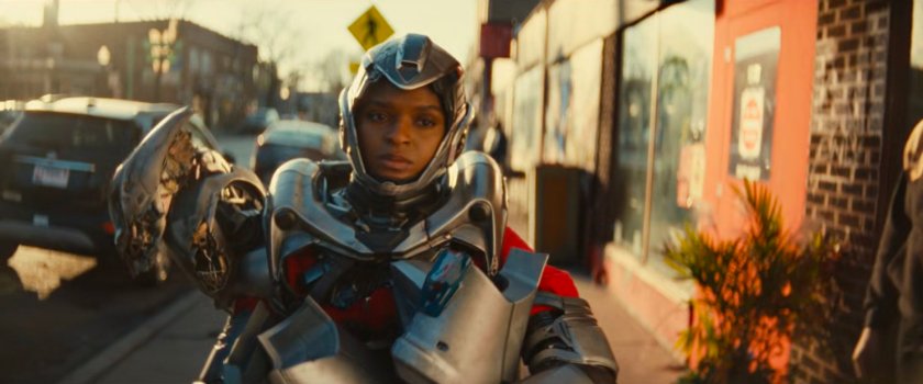 Riri walking along a sidewalk in Chicago.