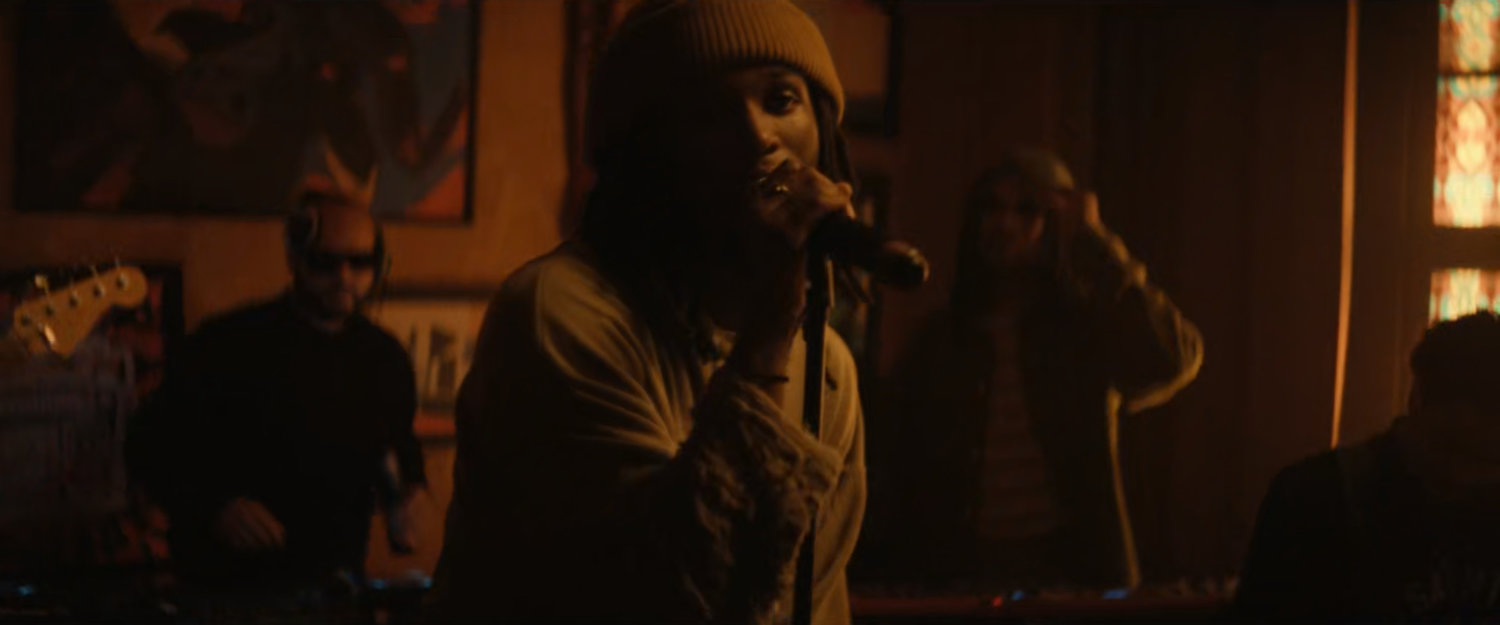 Saba performing in a small club.
