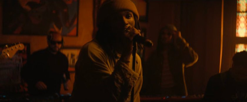 Saba performing in a small club.