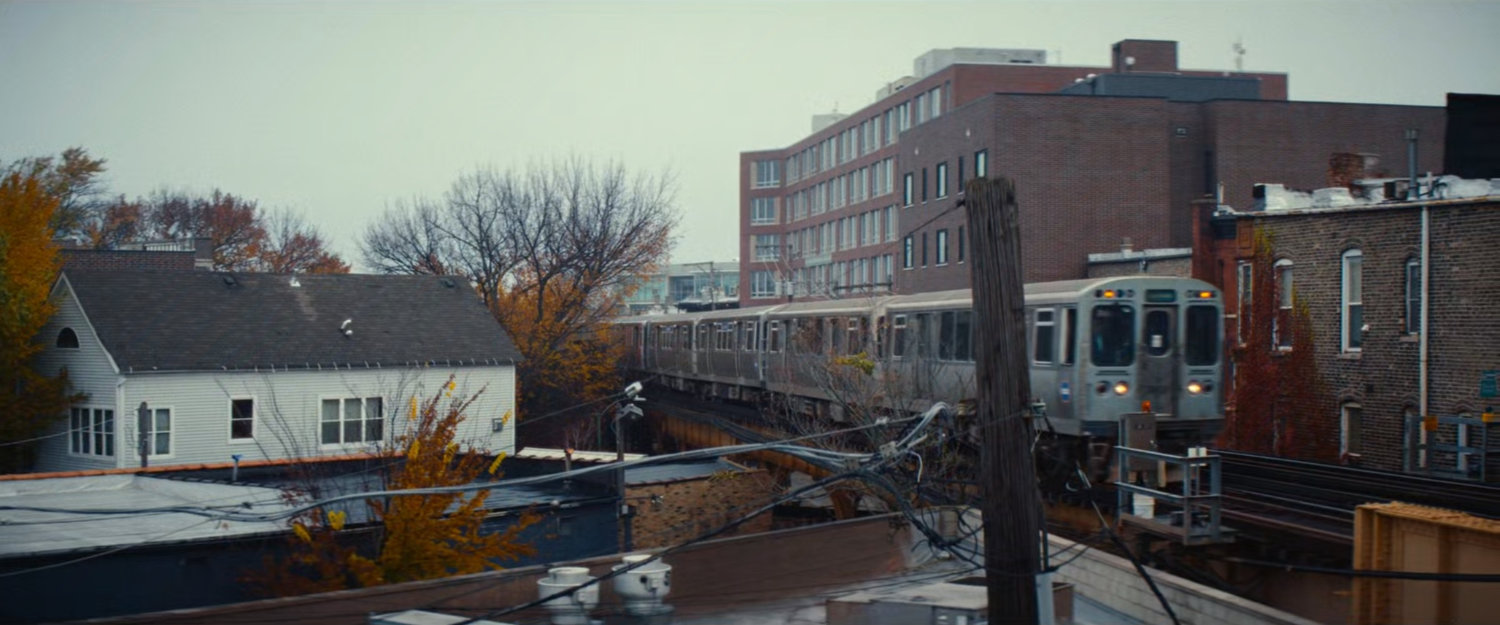 An L train passing apartment buildings in Chicago.