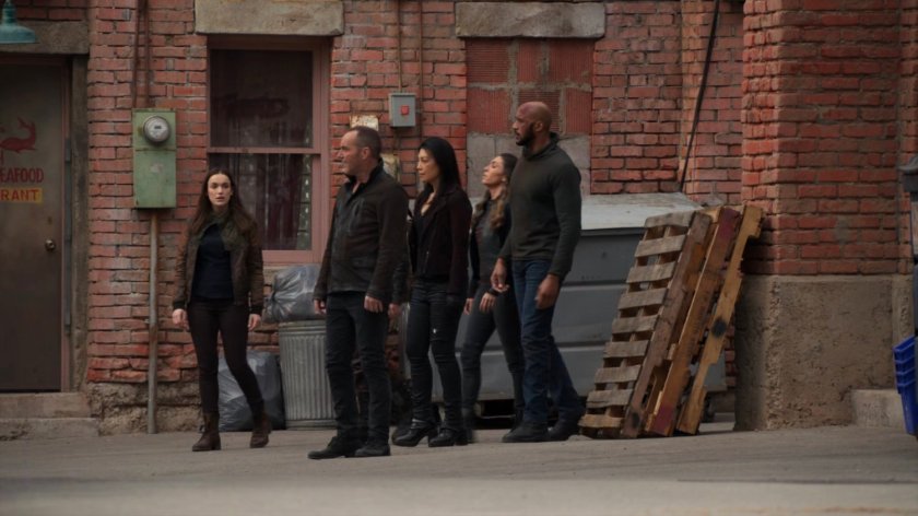Coulson and the Agents in an alley in River's End.